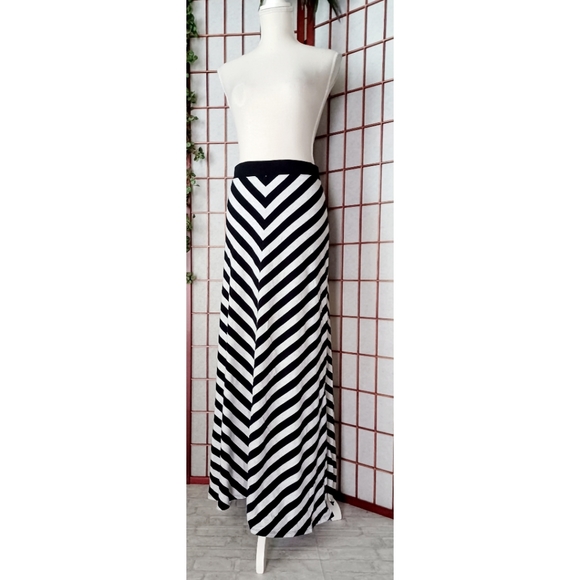 Calvin Klein Performance | Women's Slit Side Chevron Print Workout Maxi Skirt - Picture 9 of 15